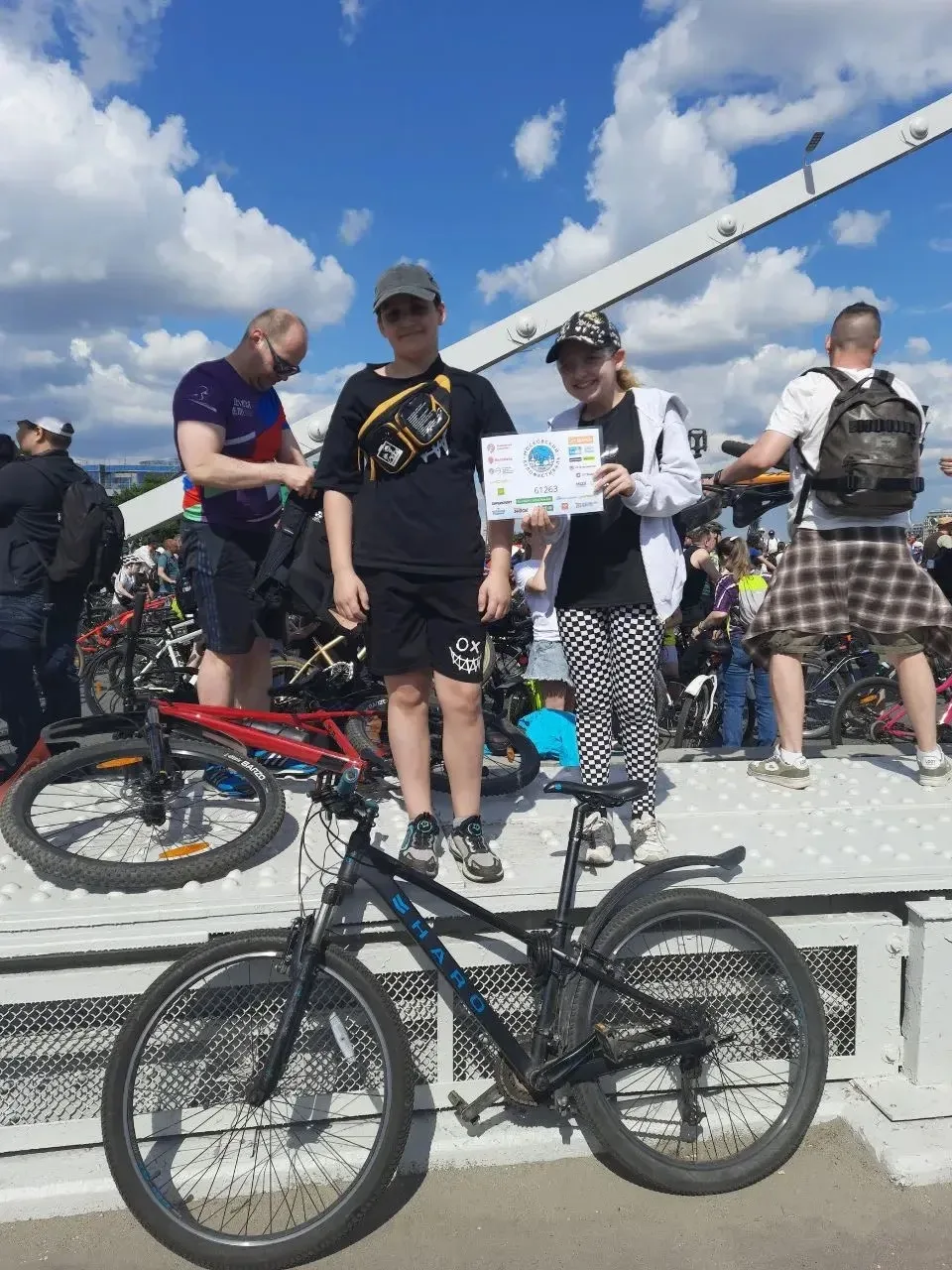 🚲Спортивно провели выходные наши школьники!  Александр из 4Б, Олеся из 6А и учитель английского язык
