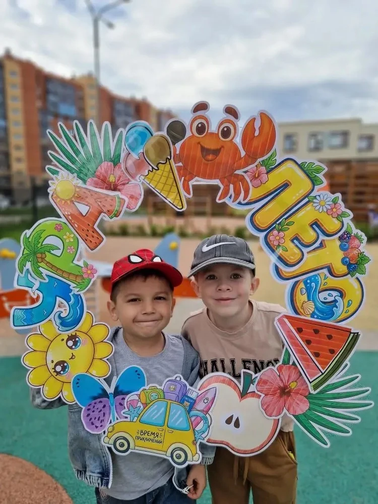 ⛱☀️Лето - жаркая пора,
Светит солнышко с утра,
Даже если дождь пойдёт —
Вокруг сияет всё, поёт.
Лето