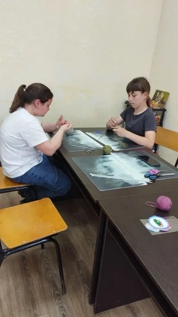 В кружке «Мир чудес» девочки  пытаются научиться вязать.  Иголочки спиц тихонько  посту...