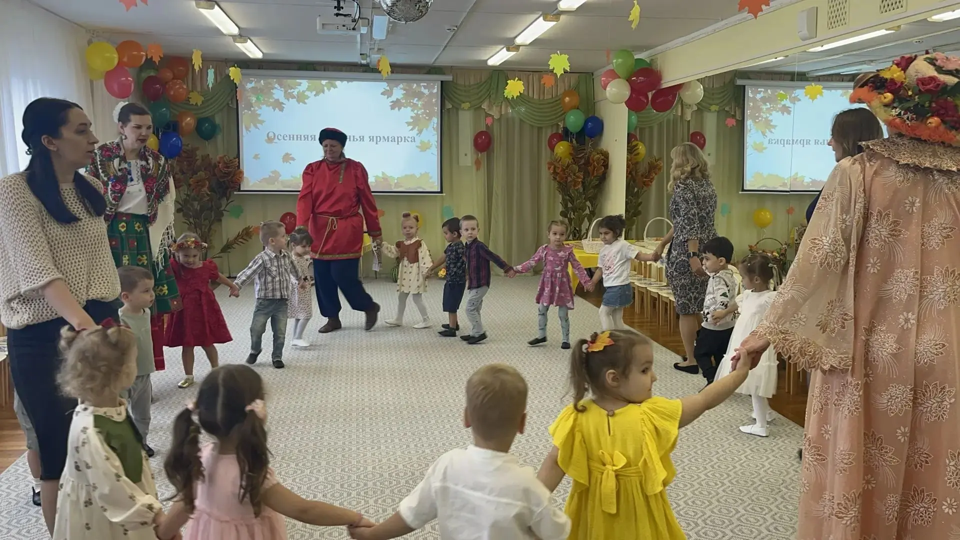 Малыши "Гномики " тоже приняли участие в Ярмарке 🥳! Они танцевали с казаком 🥁 и казач...