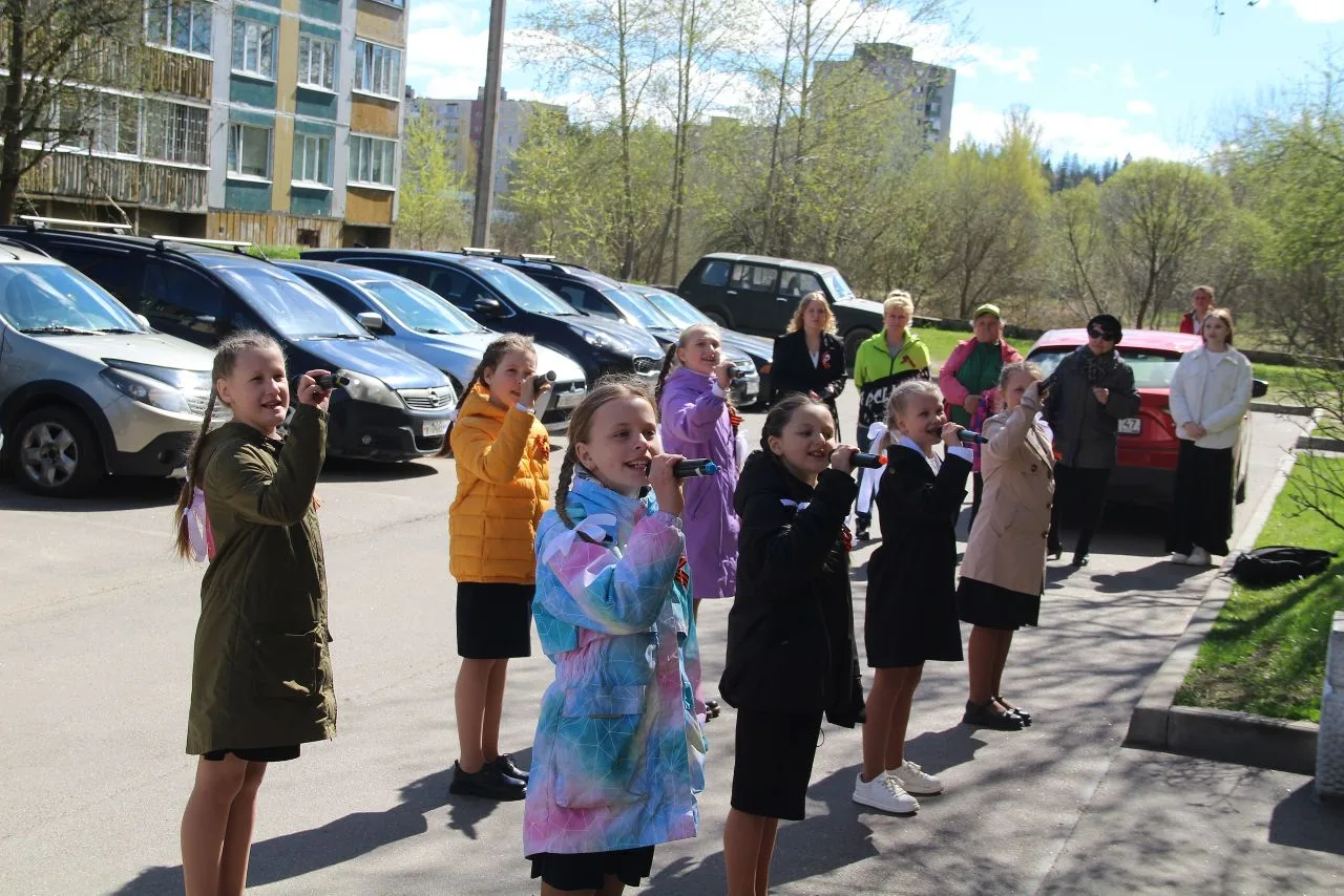 Акция "Поем всем двором" прошла 8 мая в г.Светогорске.