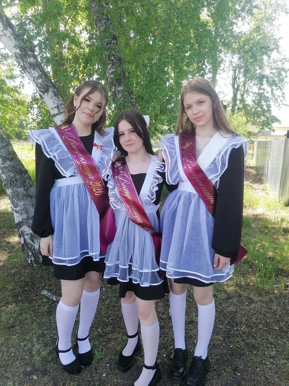 Звон колокольчика, школьный вальс, объятия друзей и слёзы на глазах учителей — в школах прошёл после