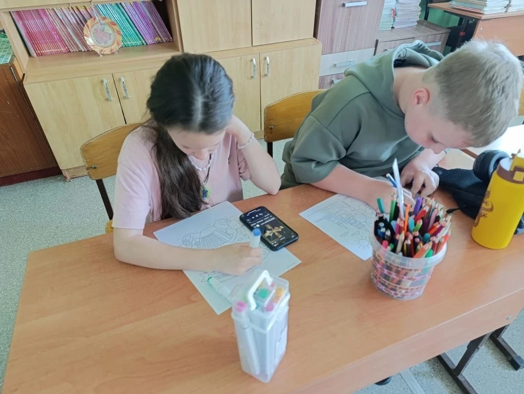 💥Сегодня в лагере прошли мероприятия, посвящённые Дню России.🇷🇺 
 👫Ребята просмотрели видео об и