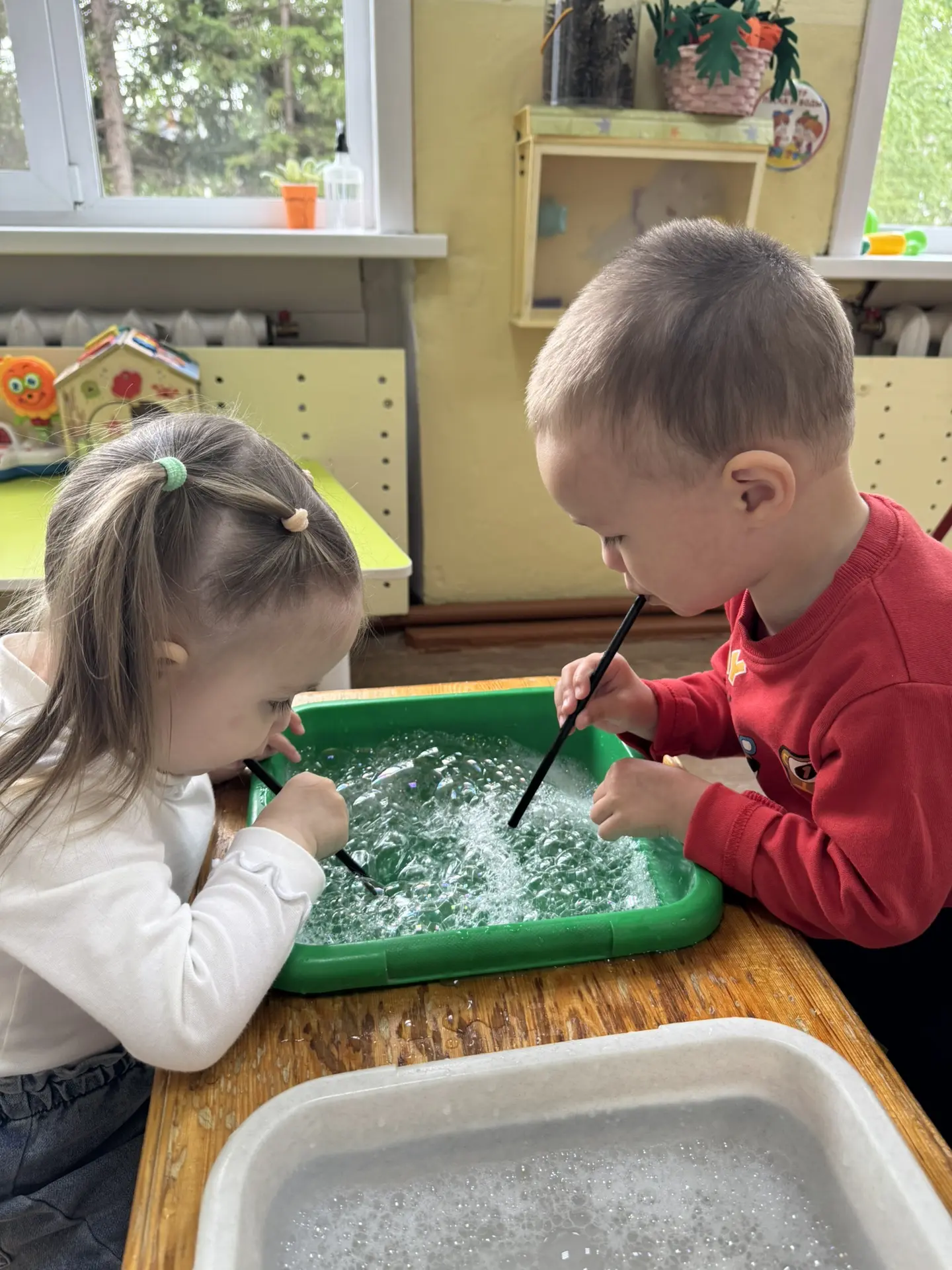 💧 Наши водные чудеса: переливаем, ловим, дуем и пузырим! 💧
Для малышей раннего возраста игры с вод
