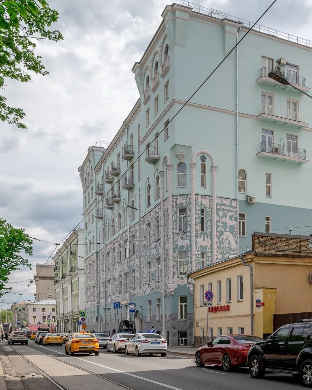 Дом со зверями

📌 Если свернуть с улицы Покровка к чётной стороне Чистопрудного бульвара, почти сра