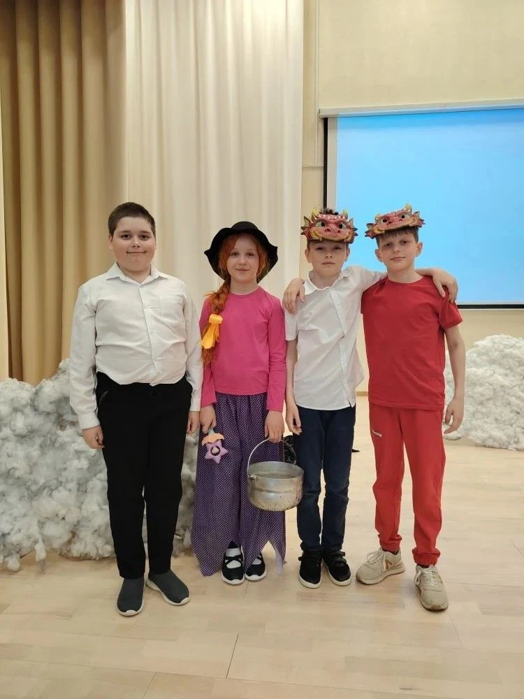 Премьера в Новинской школе: «Верхом на помеле» на английском языке 🧙‍♀️🎭✨