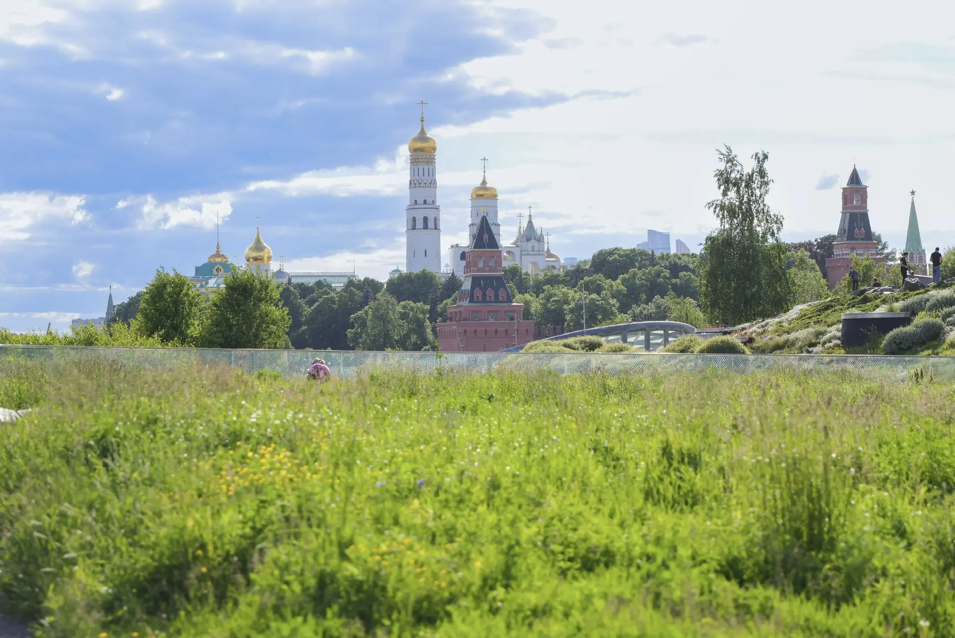 Понедельник: до +23°, облачно с прояснениями, местами ливни с грозами. 

Вероятность осадков останет