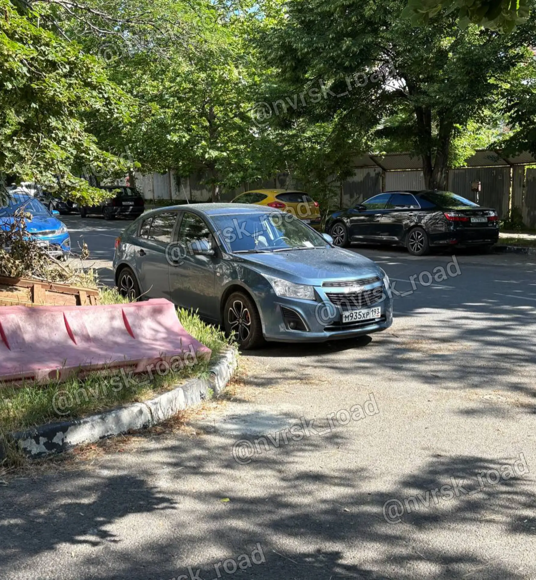 В авто Шевроле Круз м935хр193 под капотом застрял котенок, очень громко и жалобно орет.