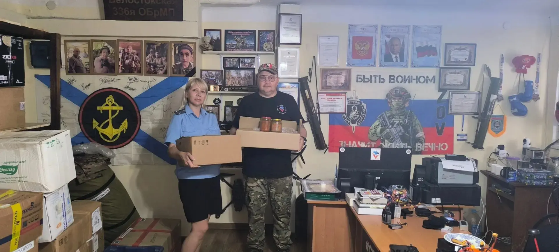 В Балаклаве сотрудница Главного управления передала консервированную провизию в зону проведения СВО
