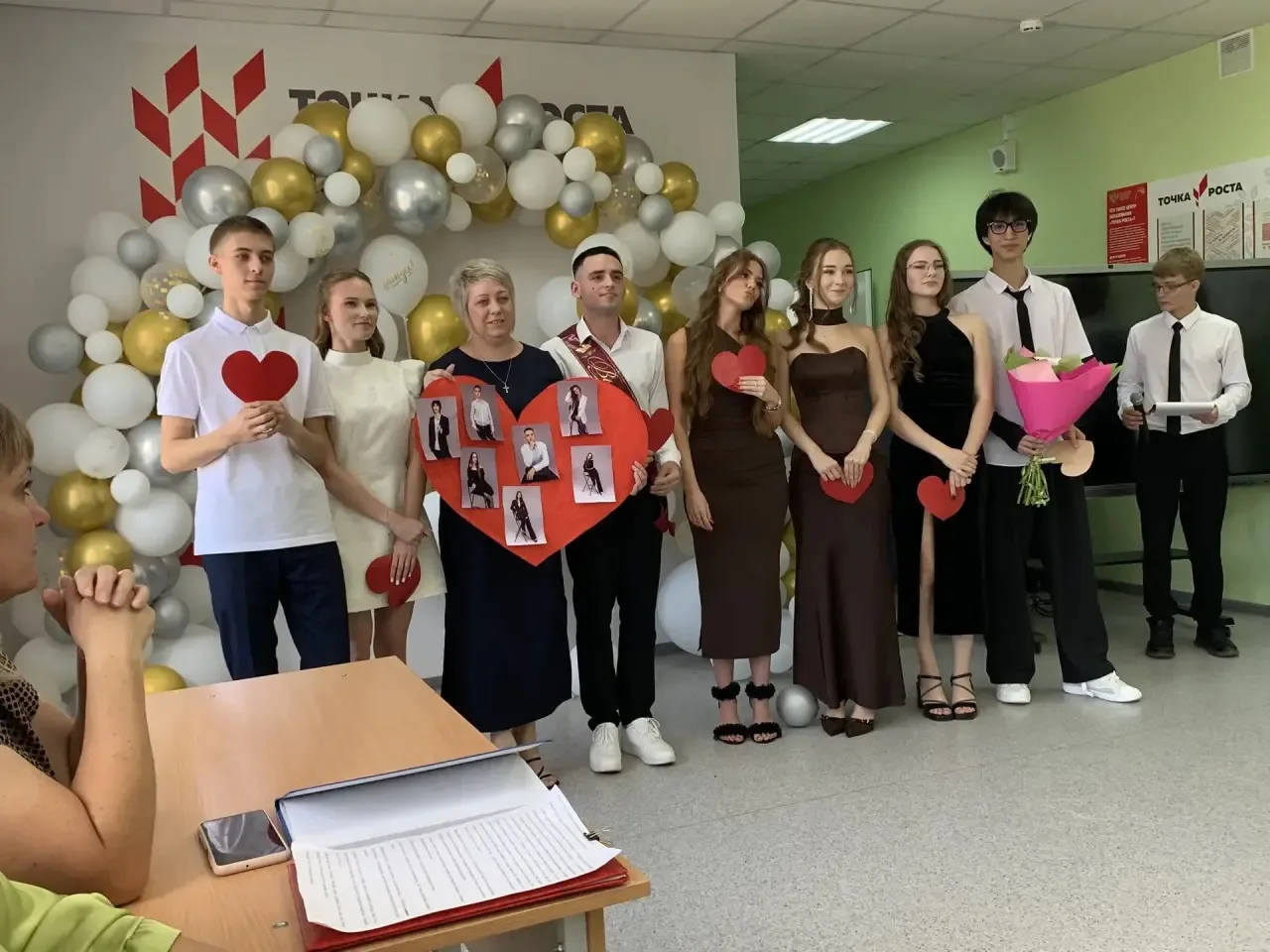 Сегодня в нашей школе гремели аплодисменты, звучали проникновенные слова и трогательные...