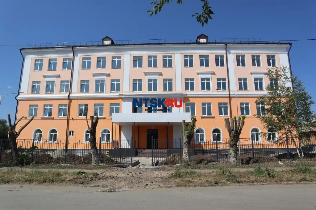 Подрядная организация установила ограждение и начала благоустраивать территорию вокруг школы № 10 Но