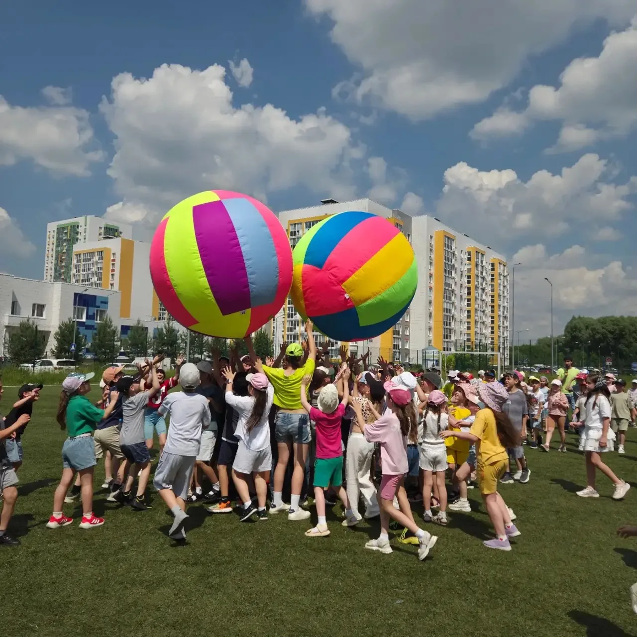 День в нашем школьном летнем лагере пролетел на одном дыхании, оставив после себя море улыбок и звон