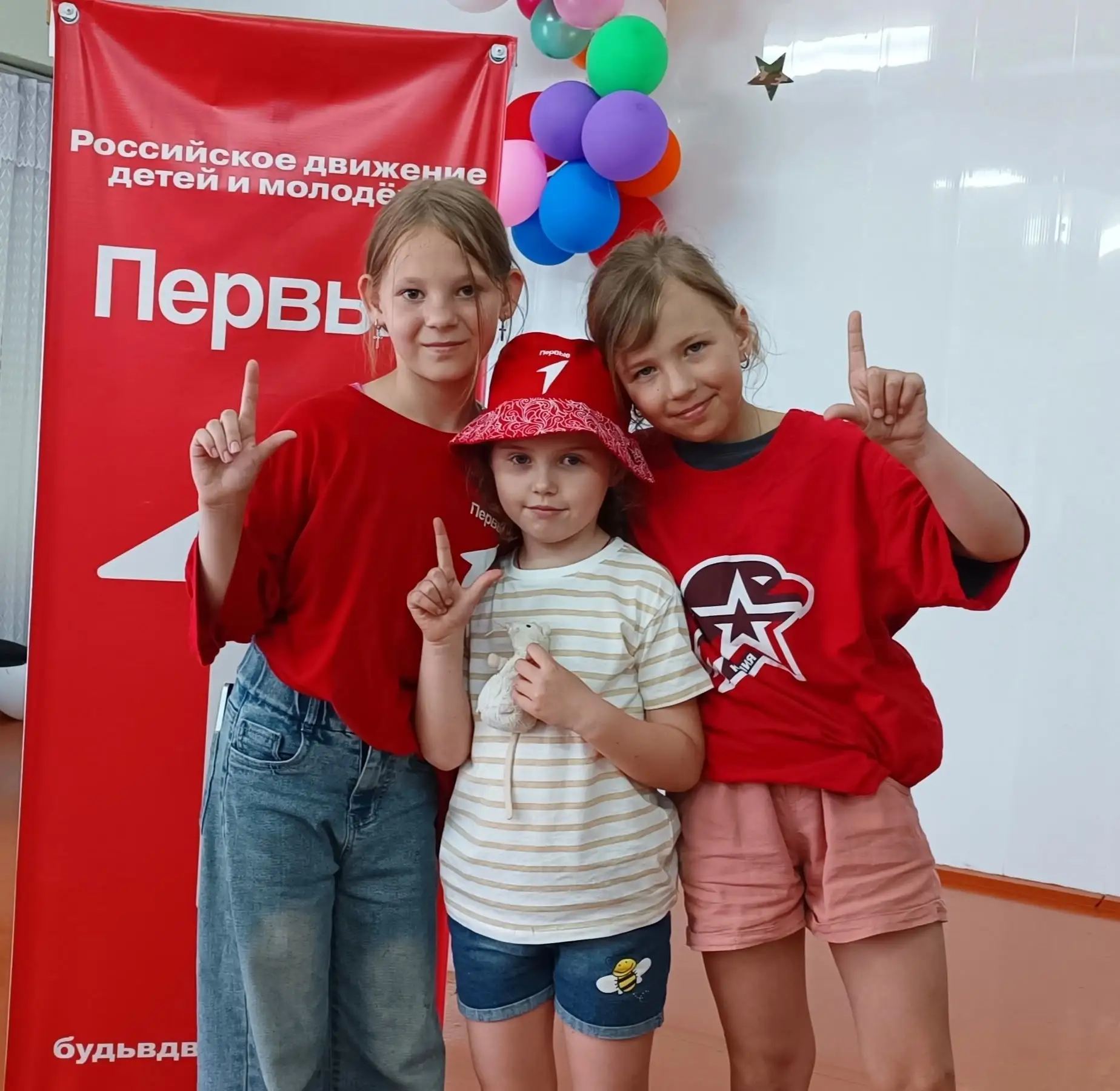 ДЕНЬ ВОЛОНТЁРА ПРОШЁЛ НА УРА!
С самого утра в пришкольном лагере шла подготовка к важному событию.
П