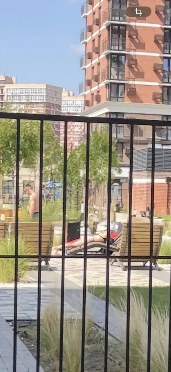 В ЖК Самолет считается нормой выйти во двор с еле прикрытой матильдой для получения порции ультрафио
