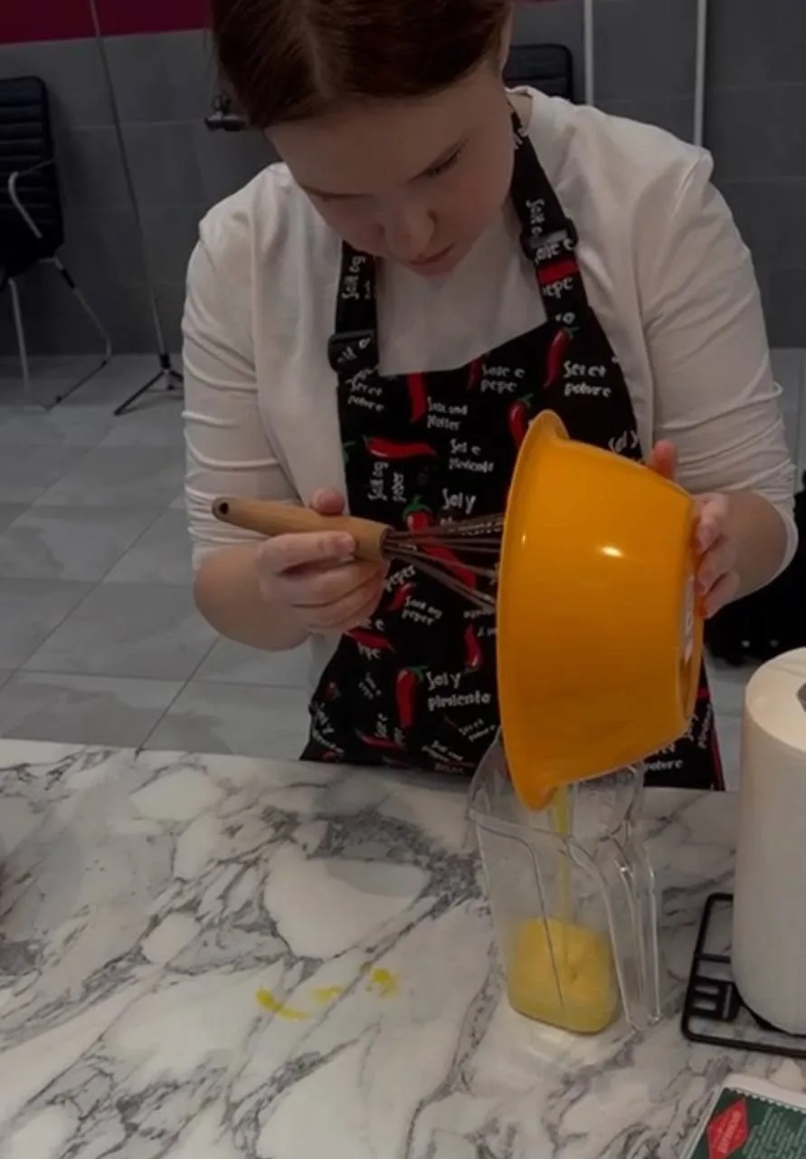 🔥Мастер-класс от су-шефа Даниила Финогенова прошёл сегодня в Кухонном театре нашей гимназии. 🧁"Эклер