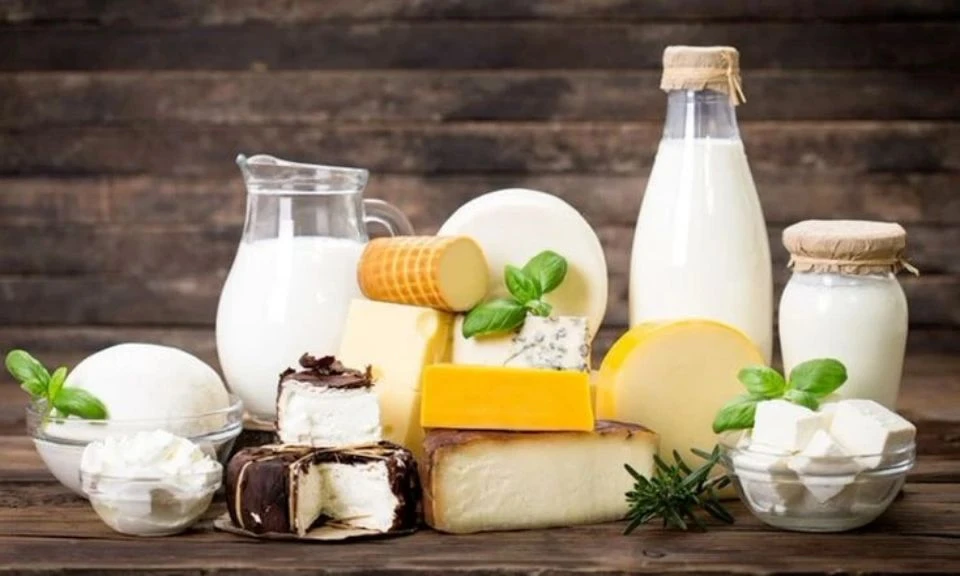 Почему кисломолочные продукты полезно есть каждый день?

Одна-две порции кисломолочных продуктов в р