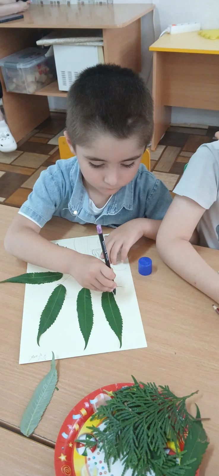 Аппликация ,,Дерево с листьями,, с элементами рисования во 2 средней группе. Воспитател...