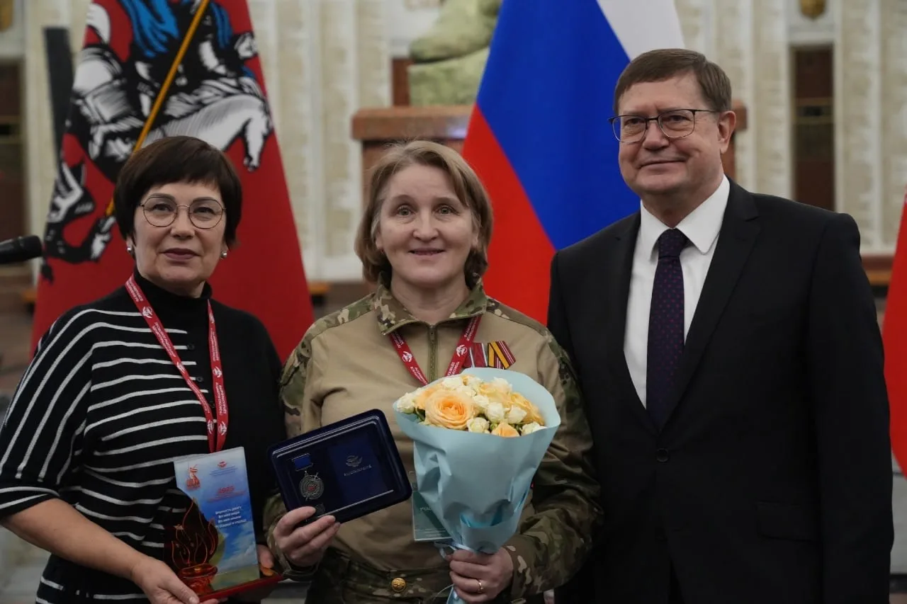 Военные врачи и медсестры работают в условиях, где каждая секунда на счету. За внешней хрупкостью за