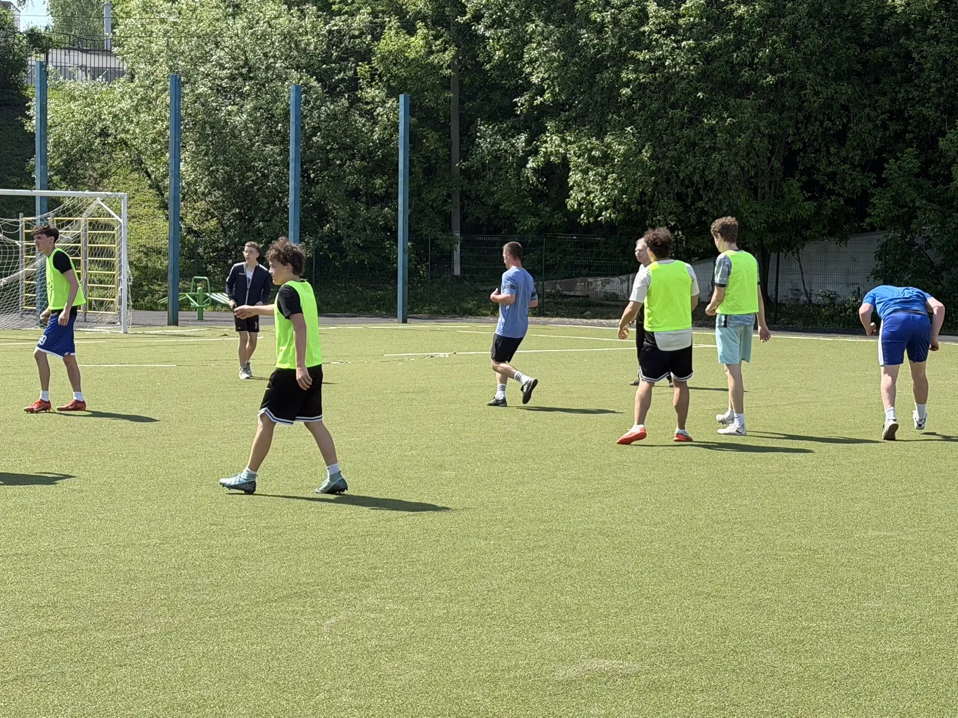 🏆 Матч года в школе 135! ⚽  Вчера на стадионе прошла традиционная встреча по футболу между командой 