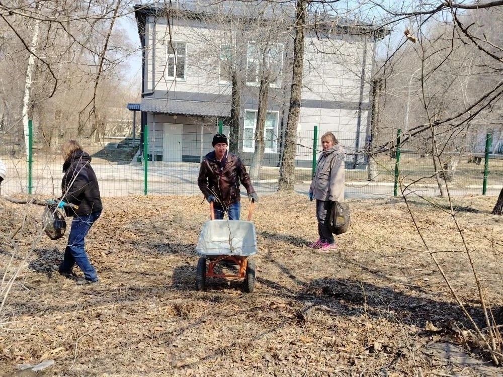 Сегодня коллектив Дальнегорской больницы вышел на субботник  Навели порядок на территории больничног