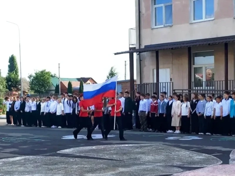 Учебная неделя в школах города Зверево началась с торжественной линейки, церемонии подн...