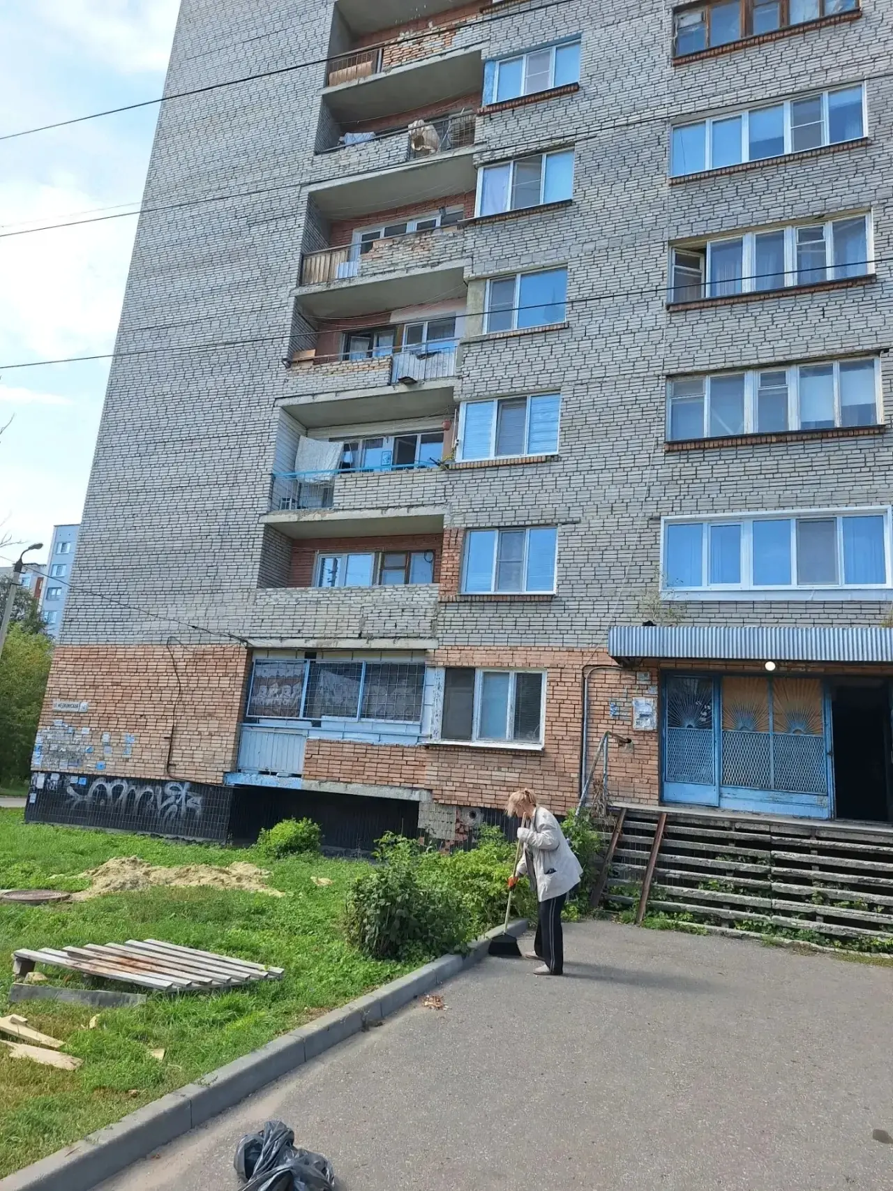 Продолжаем ежедневную уборку на придомовых территориях.