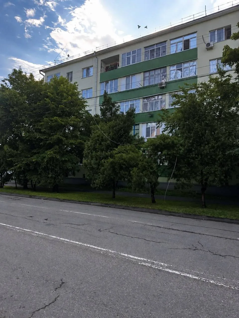 В Майкопе возле дома №66 по улице Жуковского заметили оборванный провод.