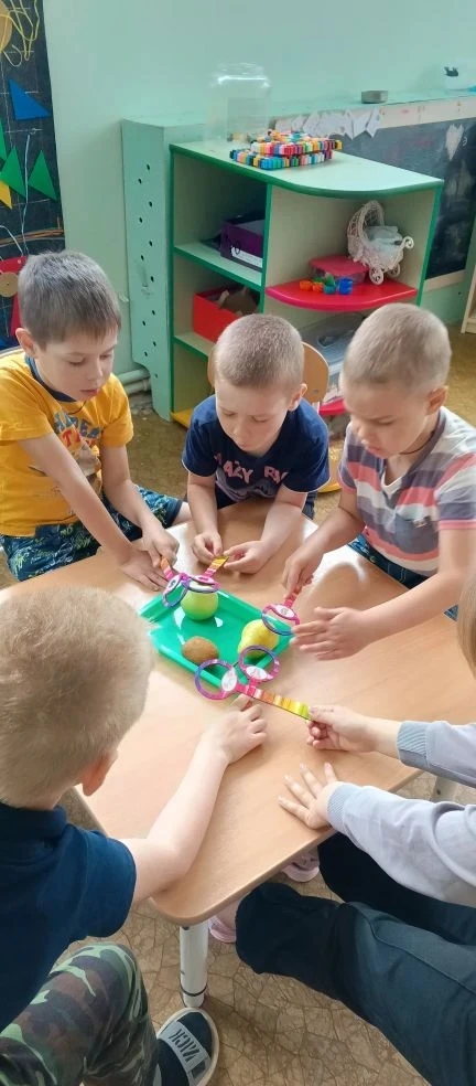 Сегодня на старшей группе  "Пчёлки" прошёл день здорового питания, который подарил детя...
