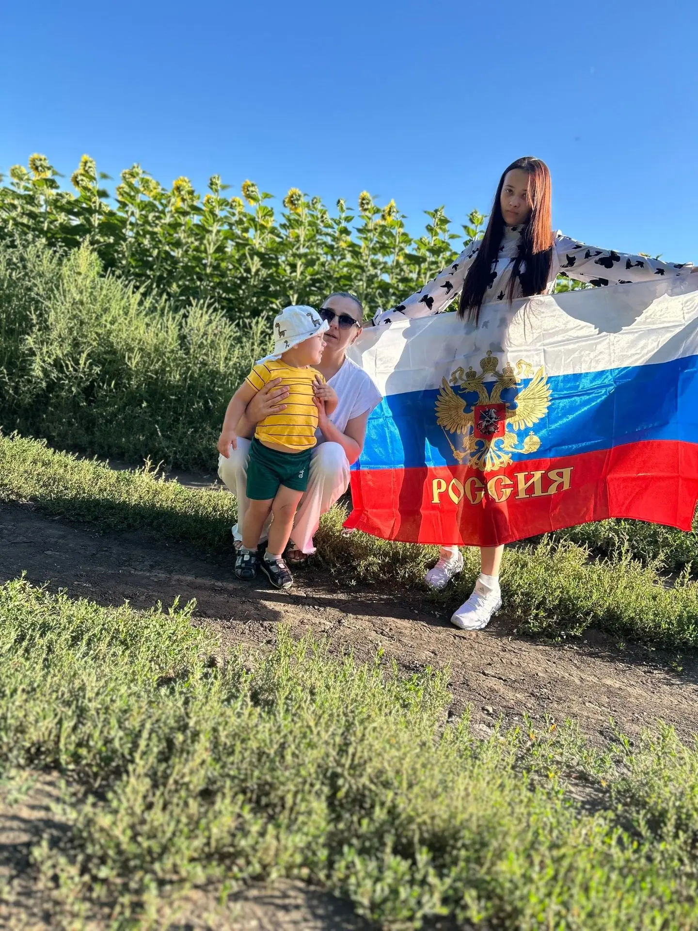 Семья Балахниных приняла участие в фотоконкурсе "БЕЛЫЙ, СИНИЙ, КРАСНЫЙ  - САМЫЙ КРАСИВЫ...
