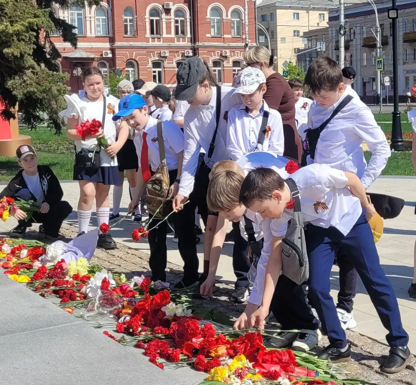 Сегодня школьники МАОУ СОШ №22 отправились в путешествие «по следам героических лет».  У памятников,