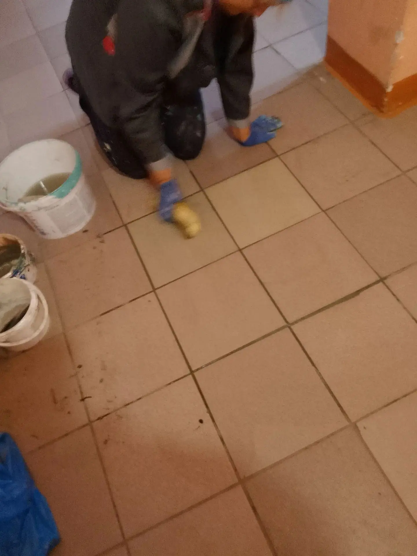 На фото — фрагменты работ по восстановлению напольного покрытия в подъезде дома по пр. ...
