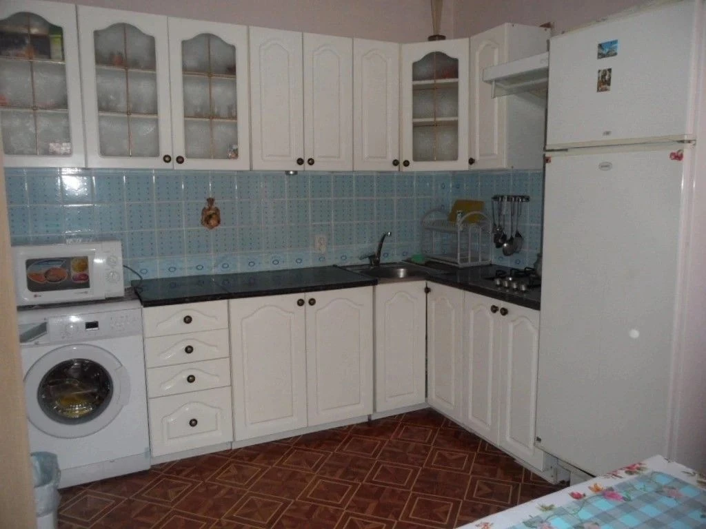 Сдаю посуточно 3-х. комнатную квартиру 80 м.кв. на втором этаже 3-х. этажного частного дома по ул. П