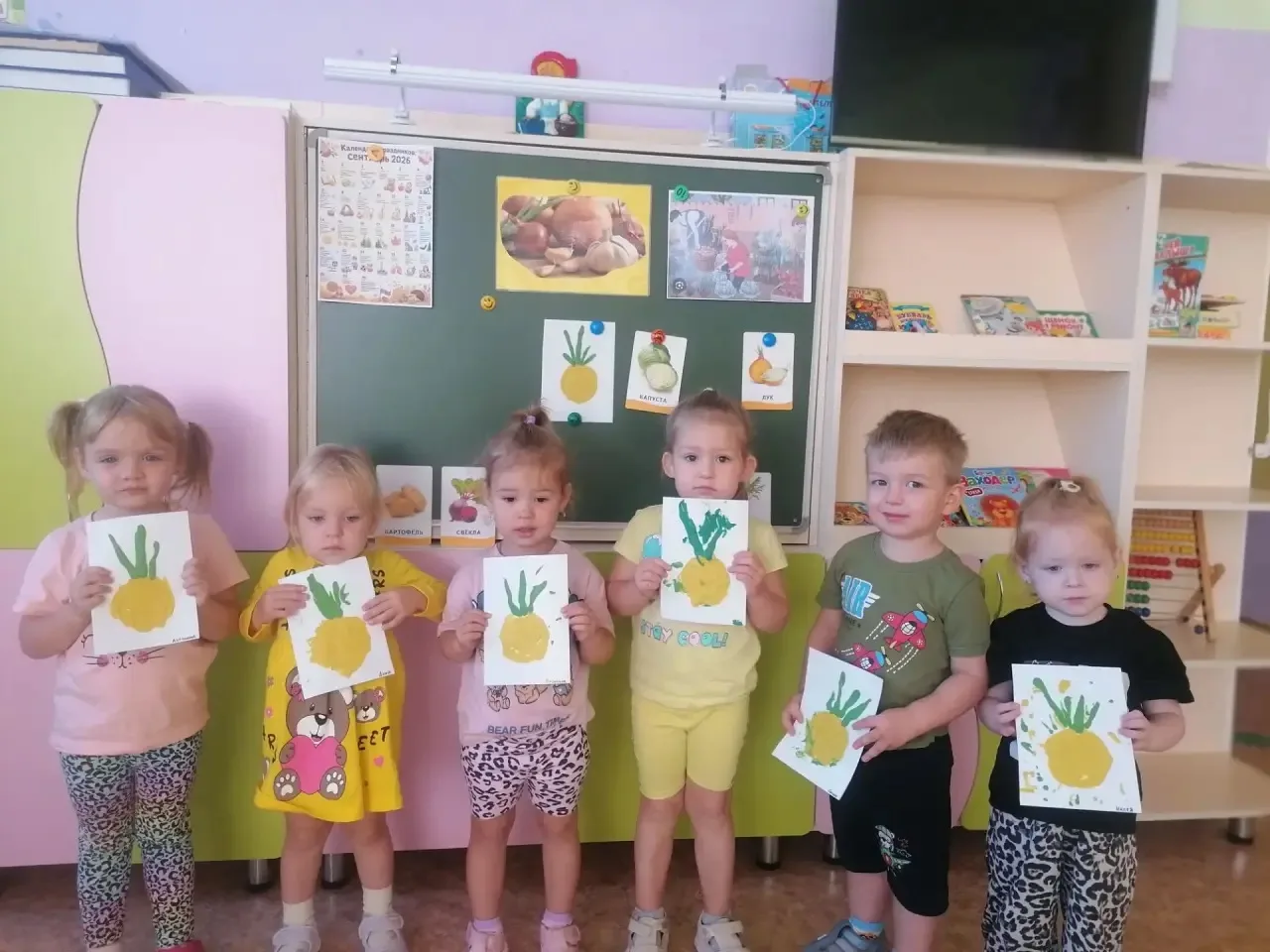 🎉 Творчество в младшей группе: лепим лук из пластилина! 🎉
