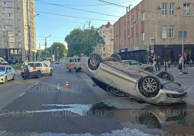 Вечером 17 июня на Октябрьской в Липецке столкнулись "Шкода Ети" и "Фольксваген"