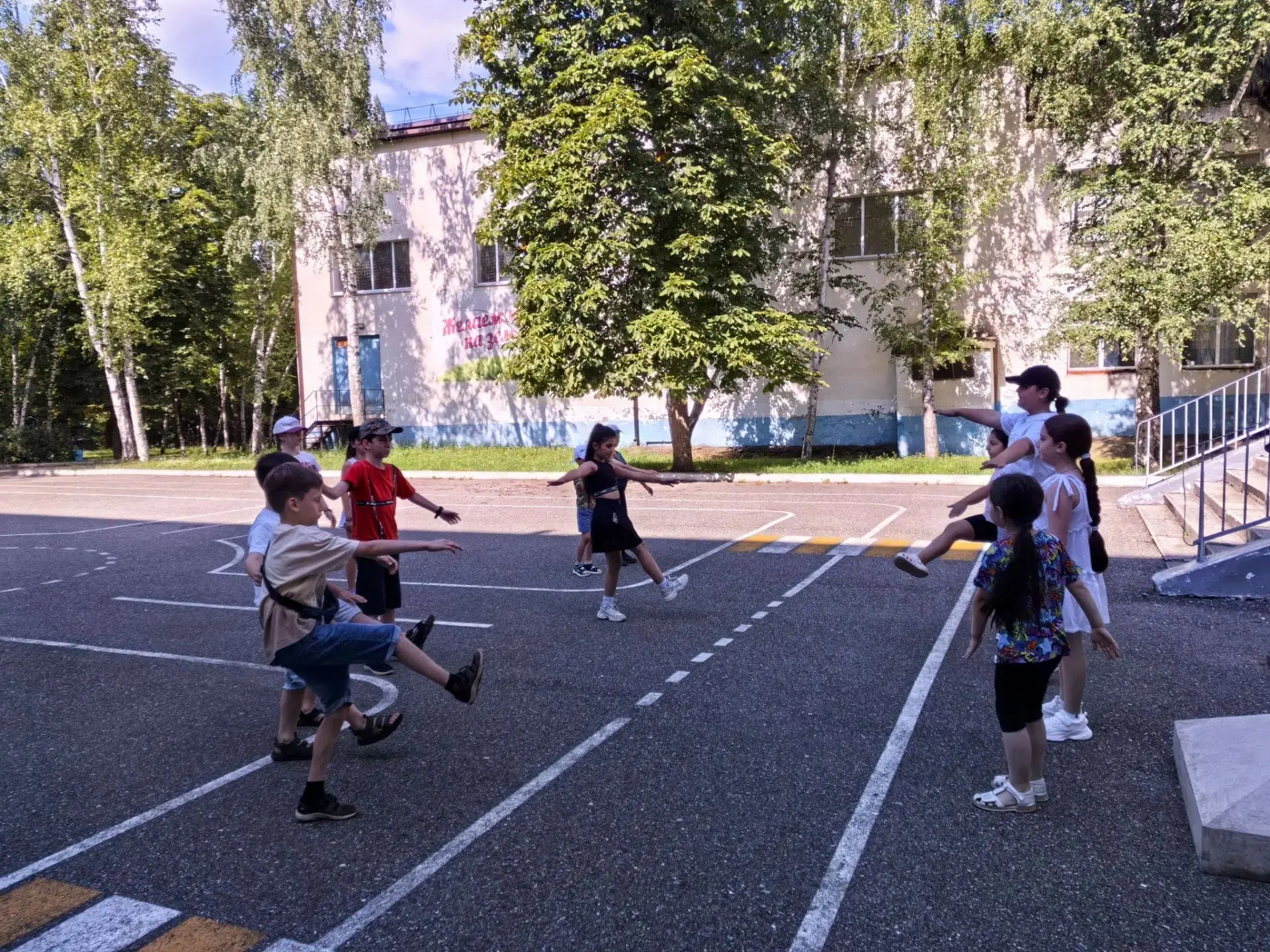 #17.07.2026
Яркий старт и финансовая безопасность: как прошел день в пришкольном лагере «Ромашка»
 

