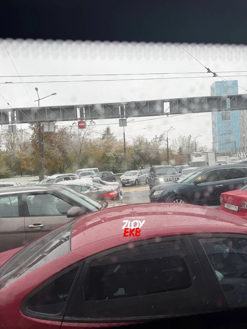 Вот такой заторище на Челюскинцев… не работает светофор