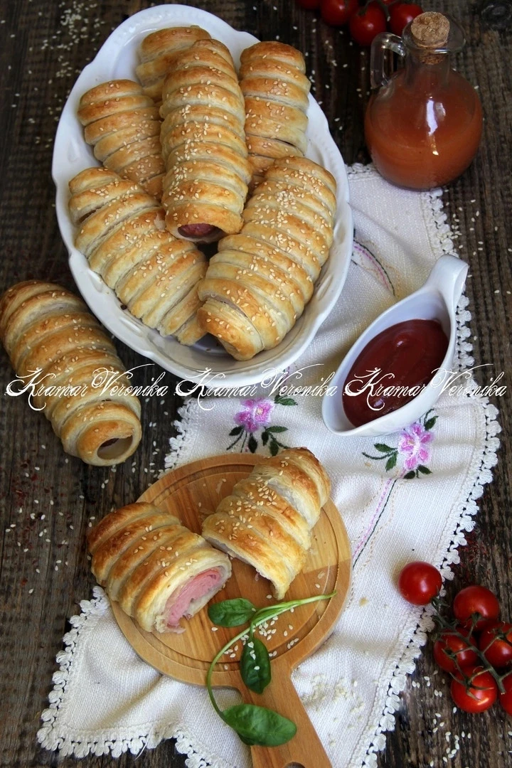 Сосиски в беконе в слоёном тесте