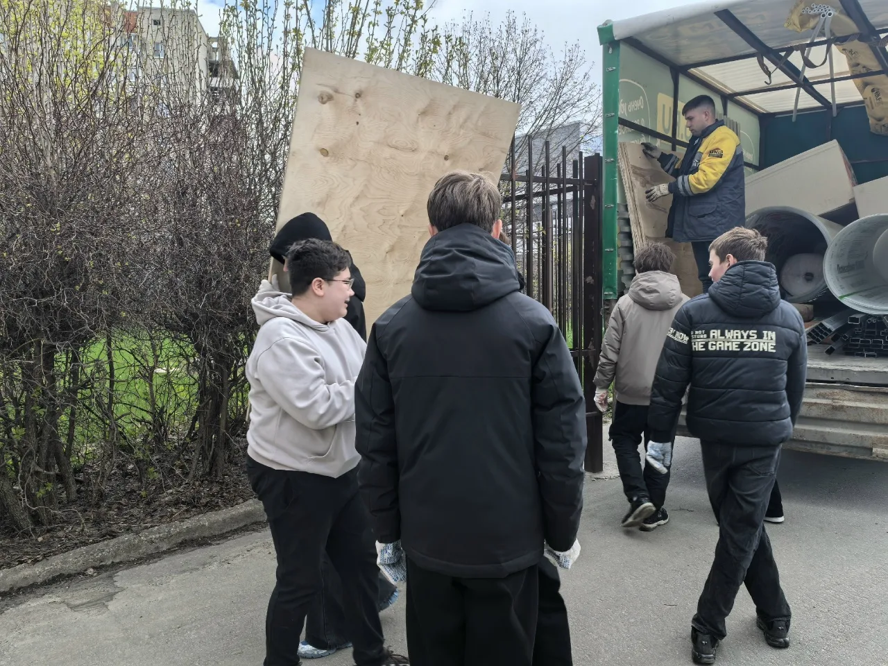 Школьники производят ловушки, чтобы спасти каштаны.