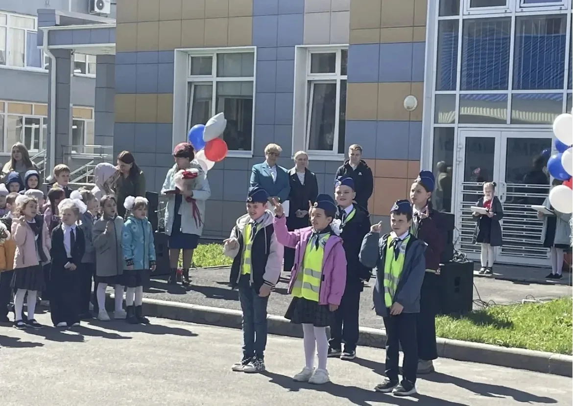 Первый класс окончен вами, Юными учениками, Поздравляем! Вы старались, Знаний новых набирались.  Мы 