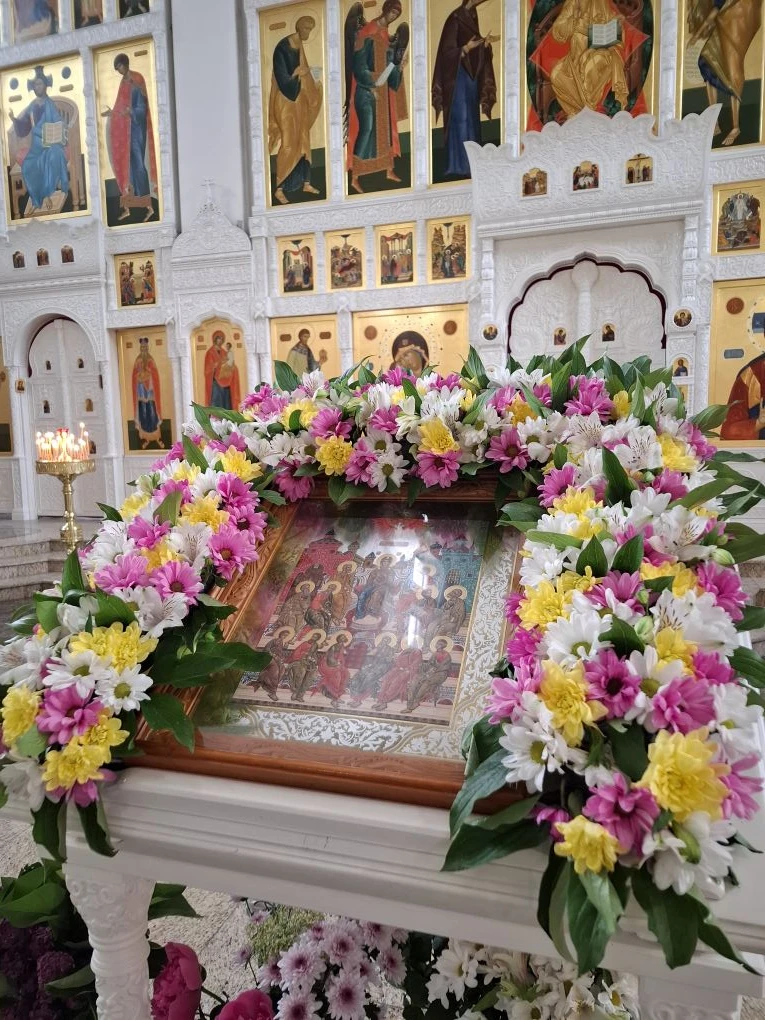 С праздником Святой Троицы!

С праздником в честь Святого Духа, который когда-то спустился на апосто