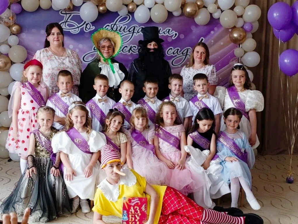 В нашей группе «Сказка» прошёл выпускной бал! ✨🎉🎊