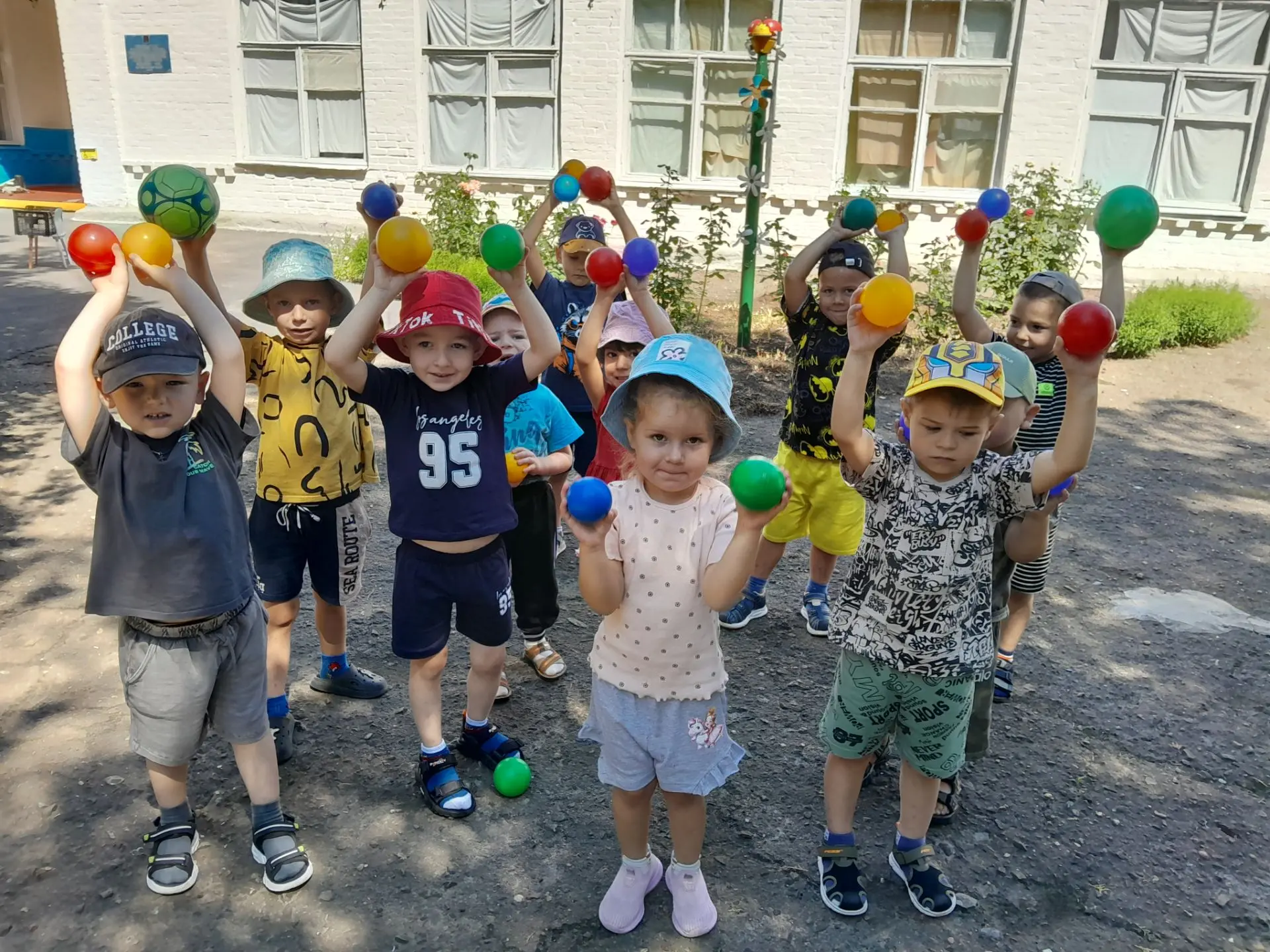 Сегодня 27.07.2026."День мяча". "Хочешь быть здоровым-бегай и играй в любимые игры ". М...