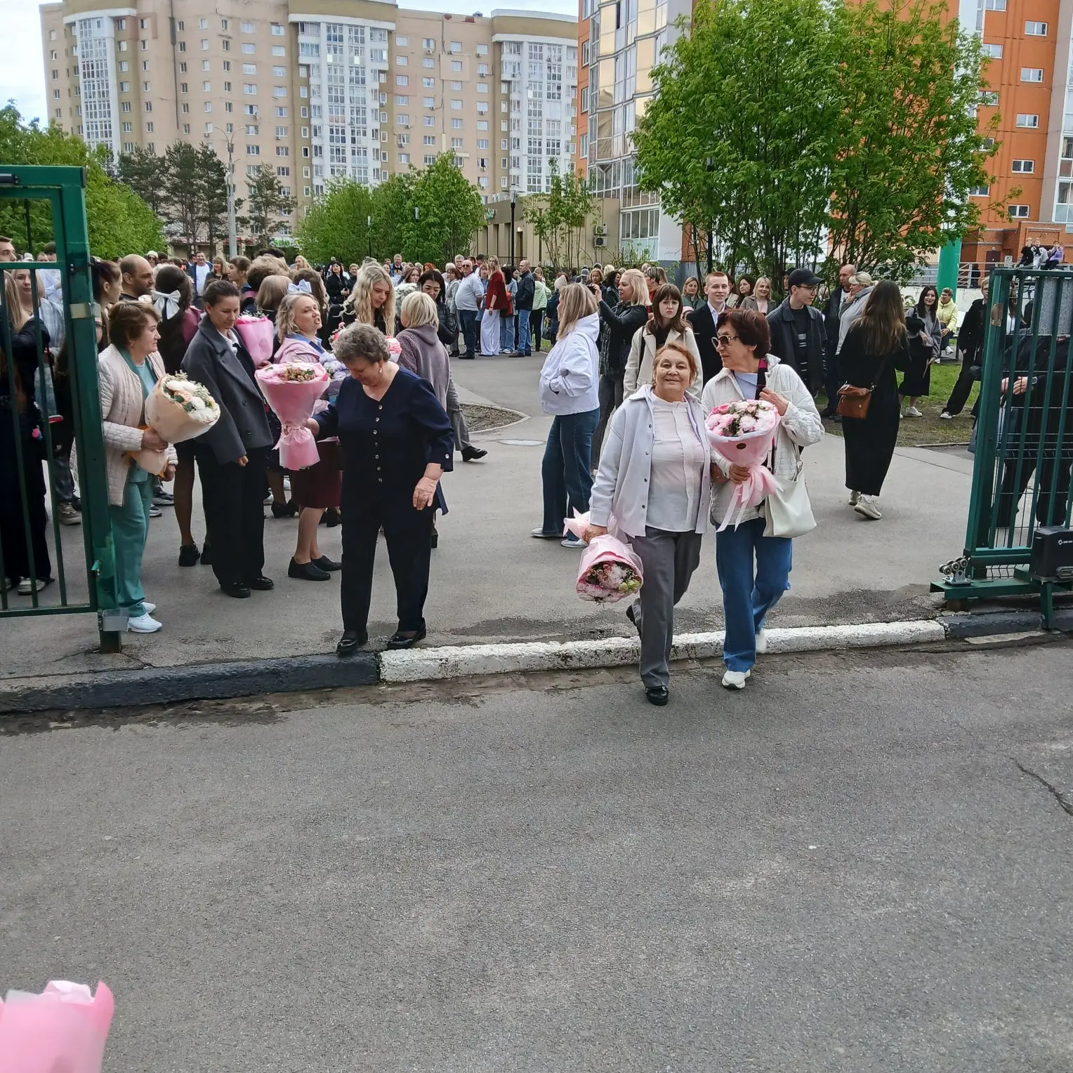 Последний звонок — это традиционный праздник, символизирующий окончание школы и начало взрослой жизн