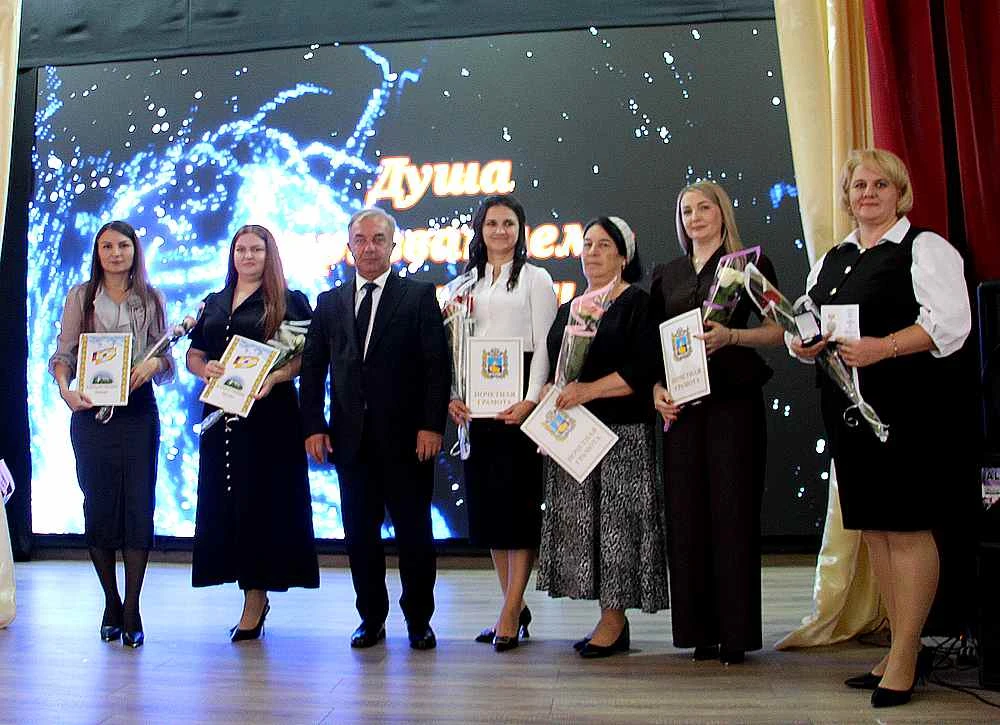 5 октября – День учителя. Педагогов округа торжественно поздравили и вручили заслуженны...