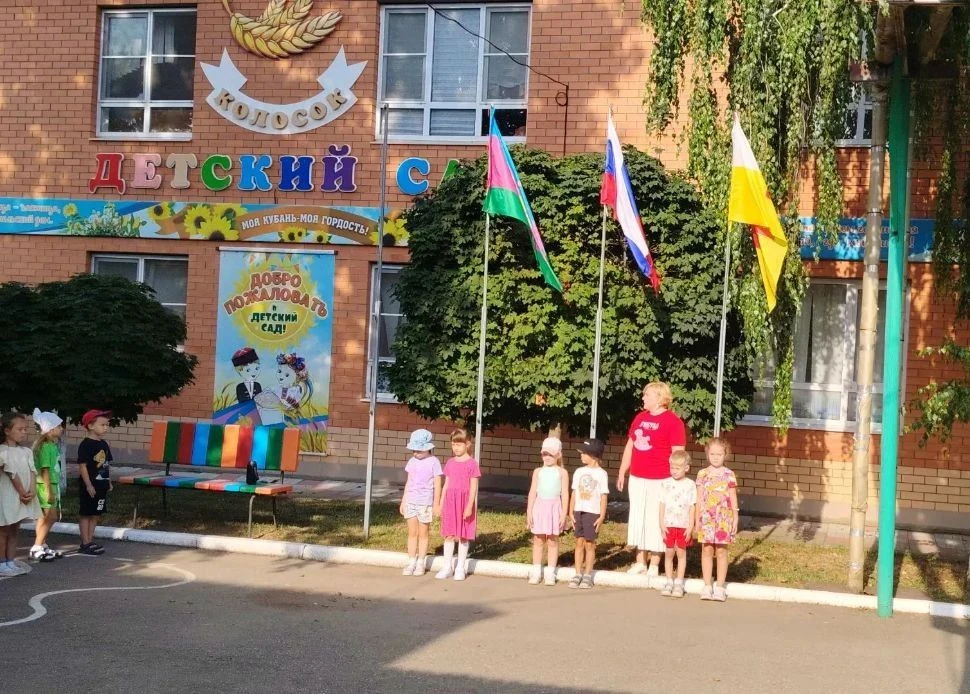 Новая неделя в нашем детском саду традиционно началась с торжественной линейки и поднят...