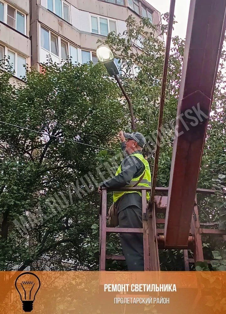 Ежедневно специалисты предприятия «Донецкгорсвет» выполняют работы по обслуживанию нару...