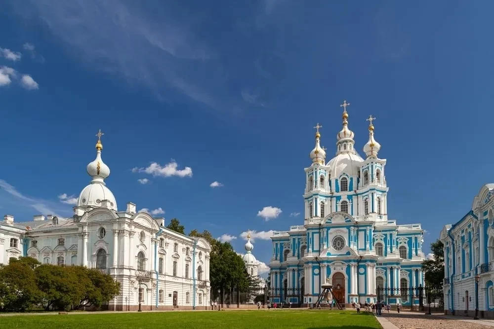 Между прочим, сам император принимал экзамены в Смольном институте!   Обучение в Смольном институте 