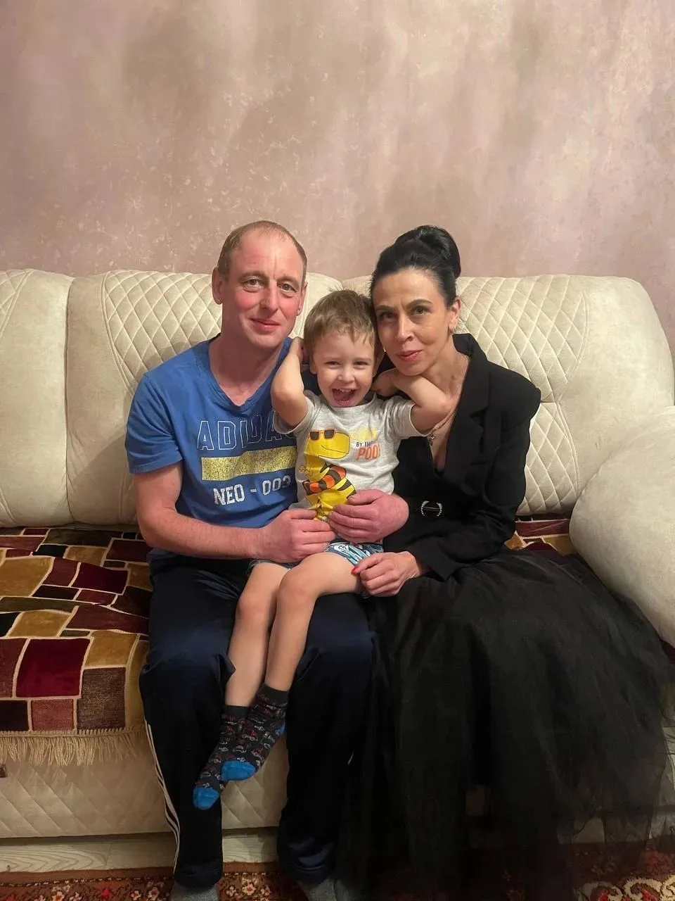 Для настоящего героя между защитой семьи и защитой Родины стоит знак равенства. Он не может бездейст