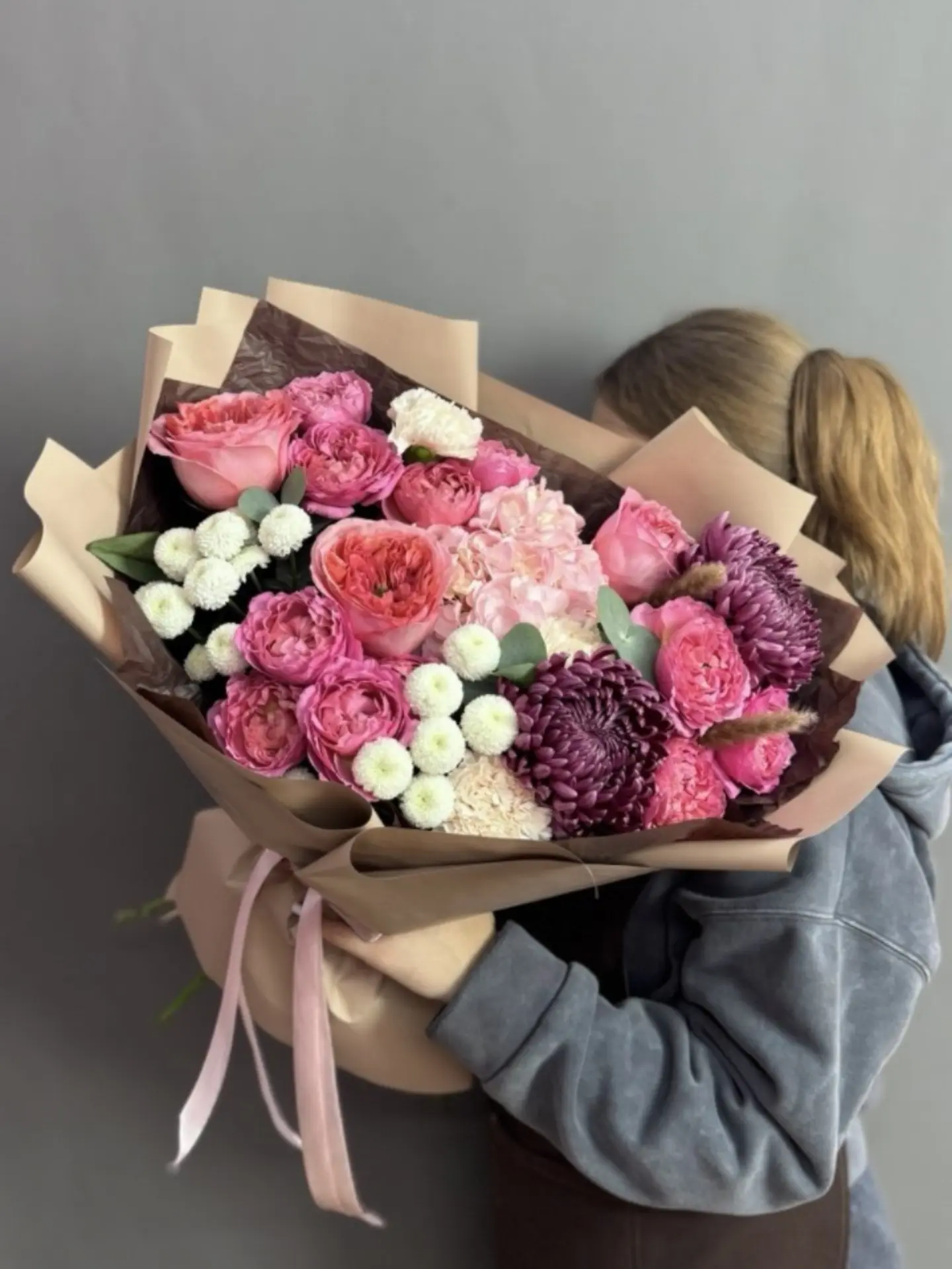 💕Авторский букет с одиночными хризантемами сорта "Бигуди" и пионовидными розами сорта ...