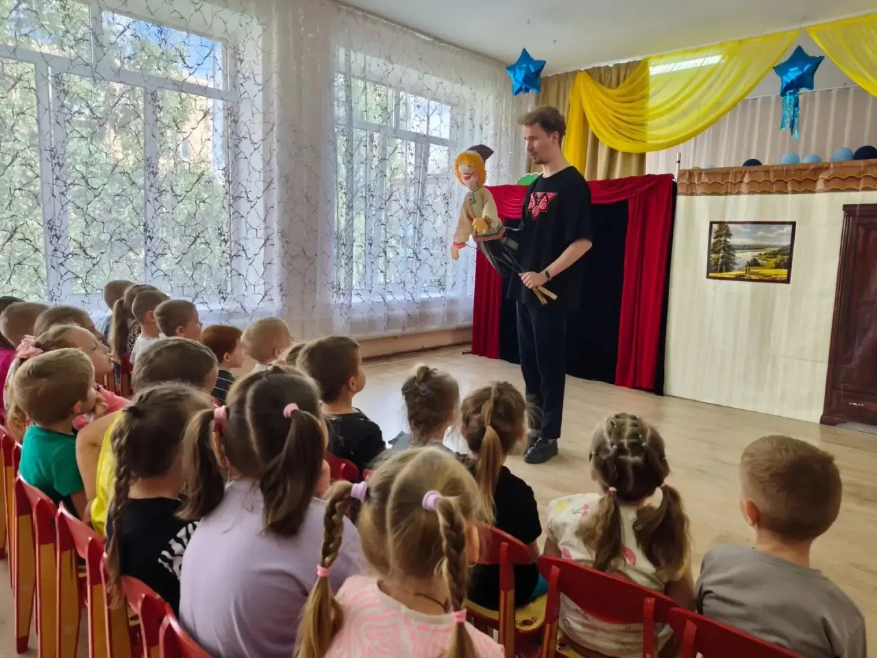 Сегодня дети с большим удовольствием посмотрели спектакль, основанный на чувашской сказке "Как ветер